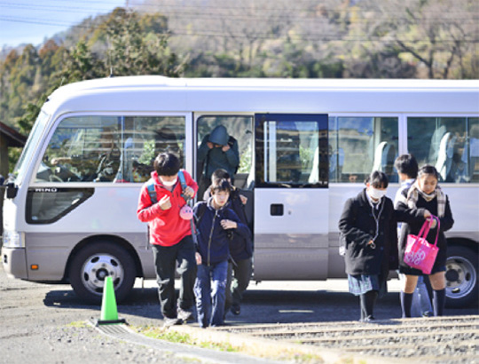 二宮駅からはスクールバスが運行しています。