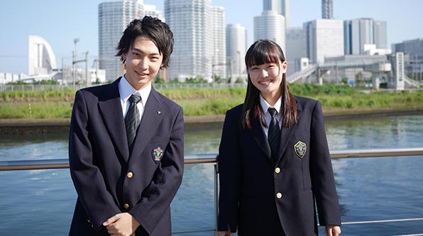 YPSについて　横浜を背景に、生徒２名の写真